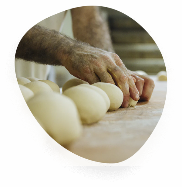lavorazione della pasta per pizza