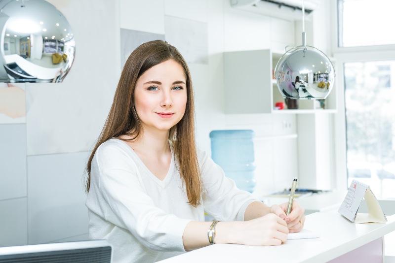segretaria di studio medico al lavoro
