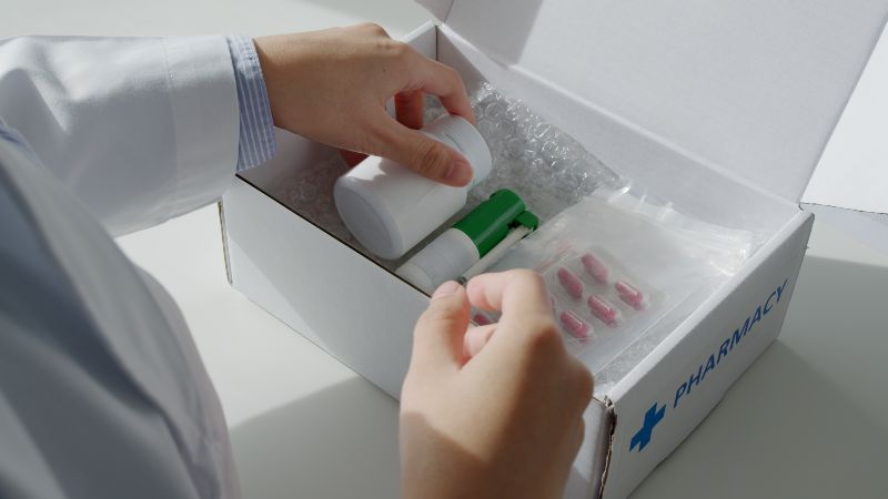 farmacista prepara farmaci da spedire