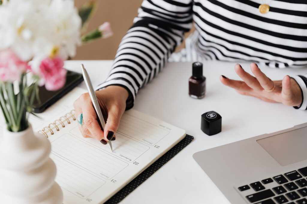 Una ragazza organizza i contenuti creando un piano editoriale social.