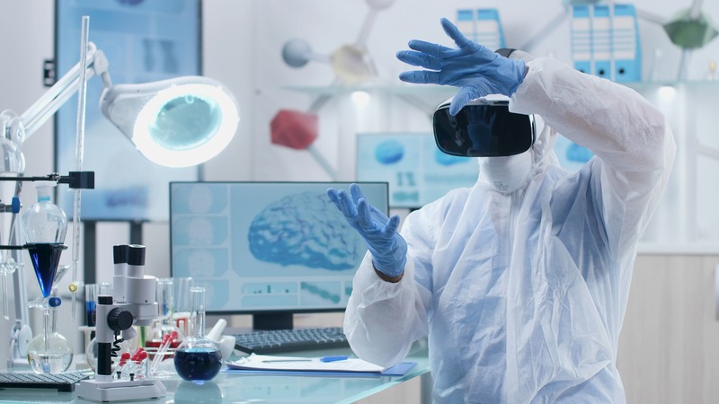 Farmacista prova la realtà virtuale in una farmacia del futuro.