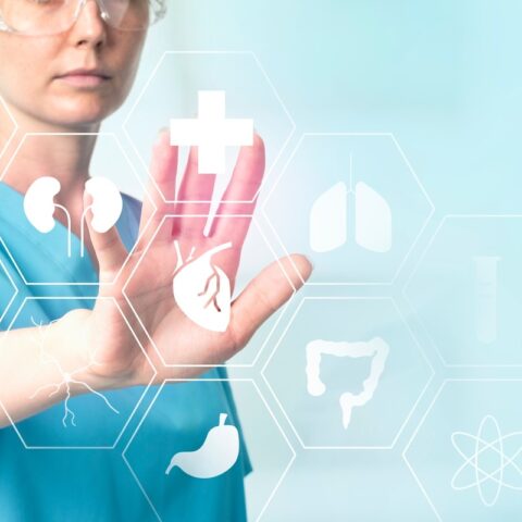 farmacista in una farmacia del futuro