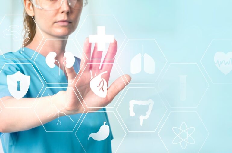 farmacista in una farmacia del futuro